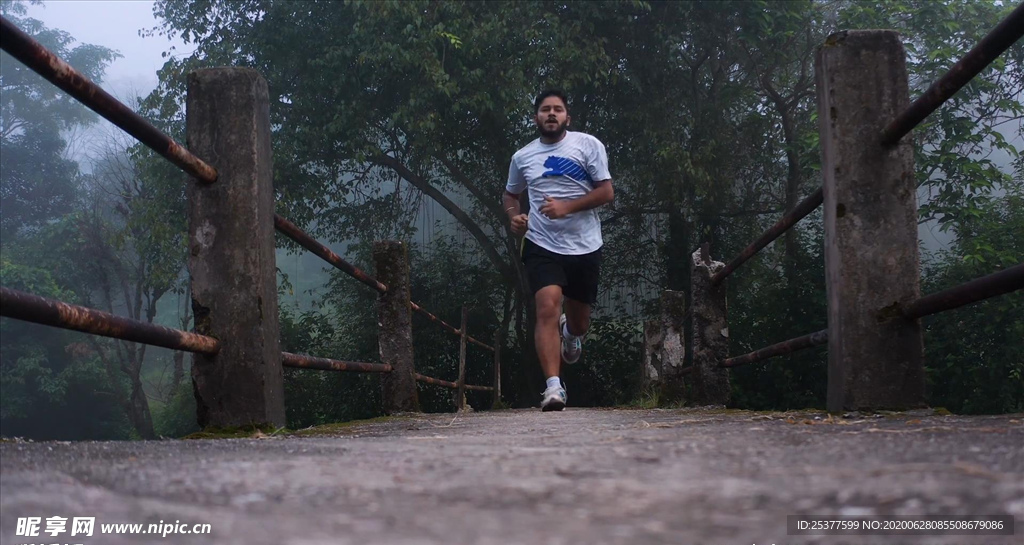 男人迎面晨跑跑步的视频素材