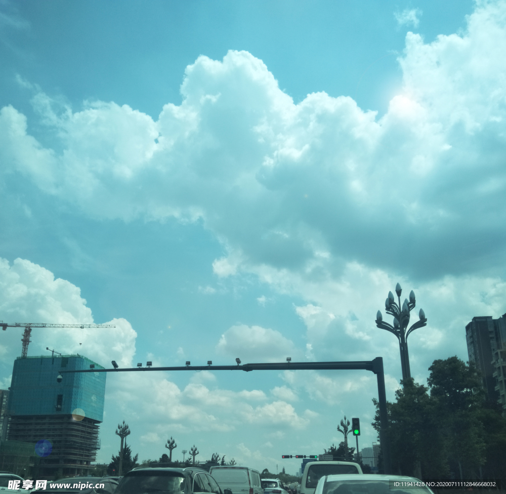 玻璃外的蓝天白云