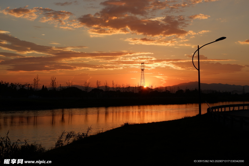 夕阳晚霞河道运河风景