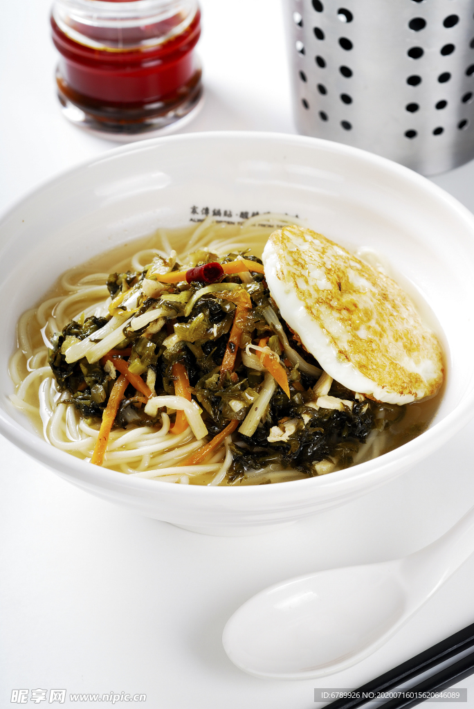 雪菜肉丝面配荷包蛋