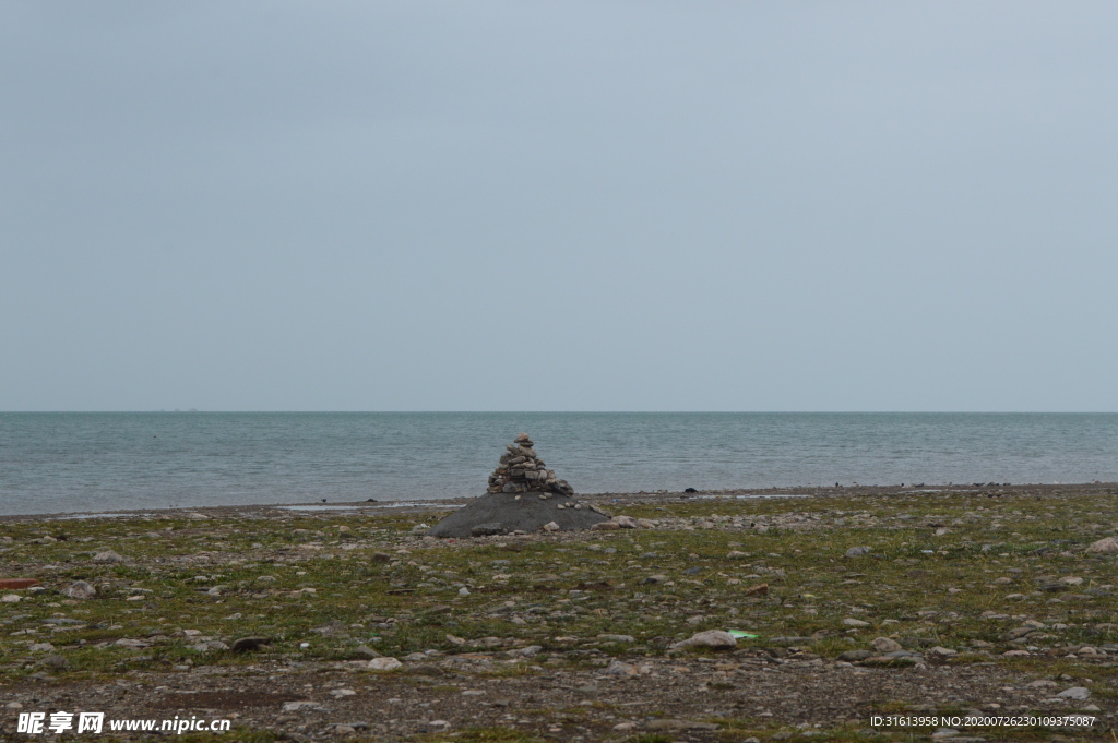 青海湖边玛尼堆