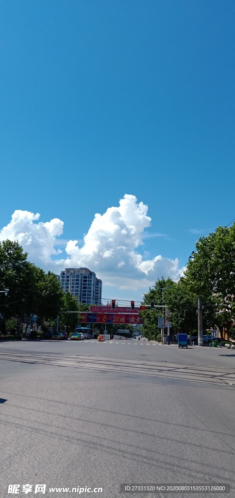 干净的蓝天白云