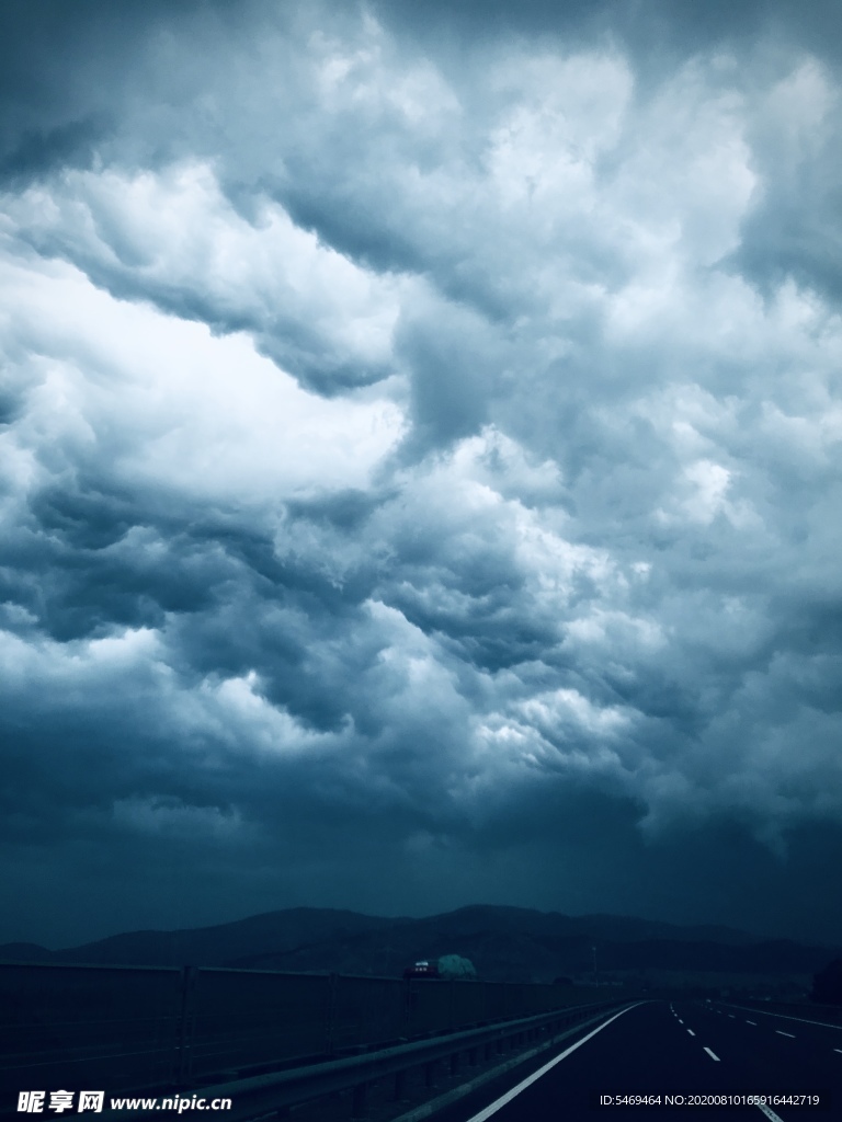 高速公路雷雨