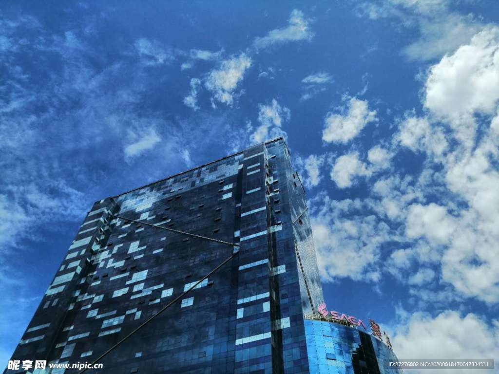 晴天蓝天白云西安大楼风景