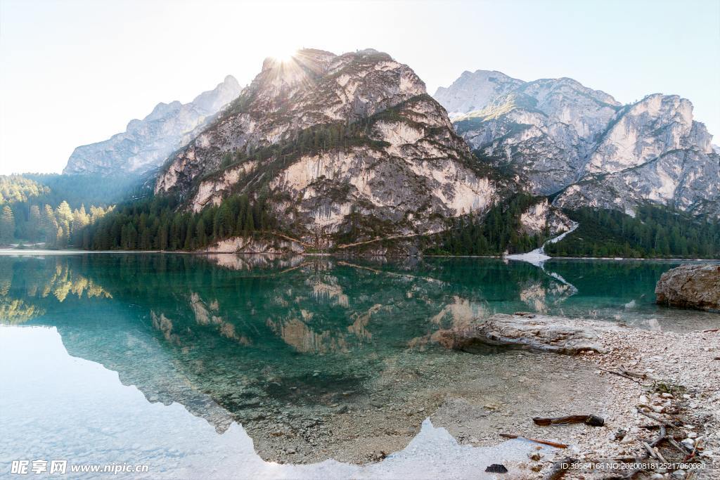 湖面山峰旅游自然生态背景素材