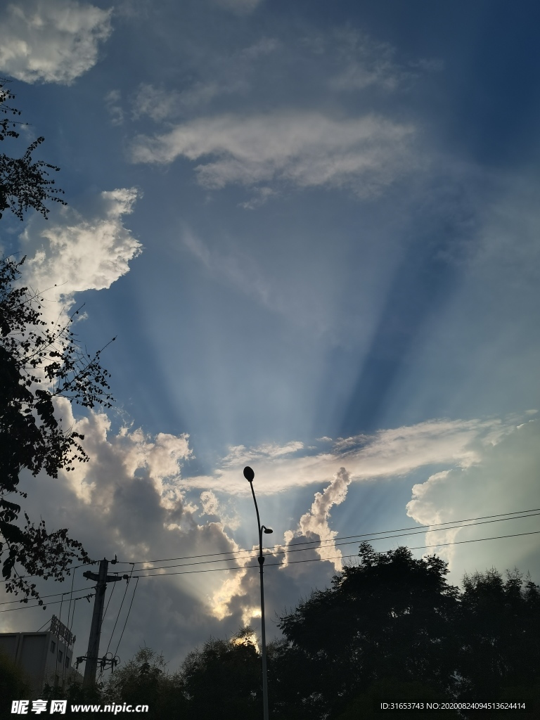 雨后天晴  光束