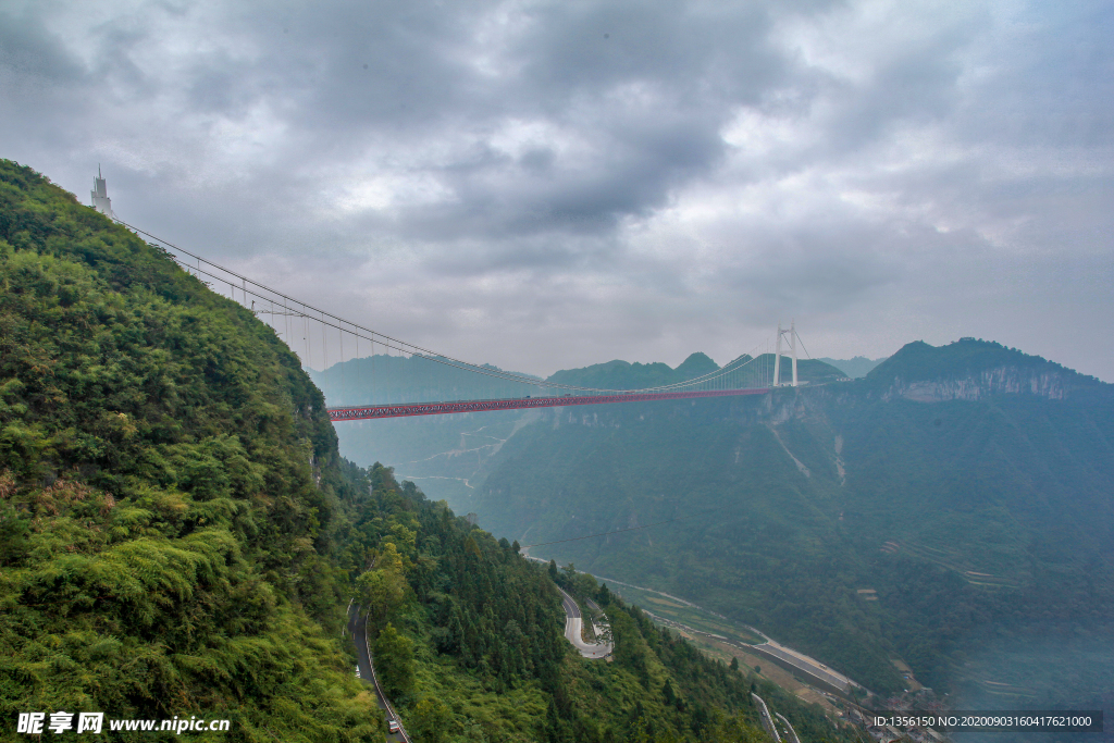 云雾中的矮寨大桥