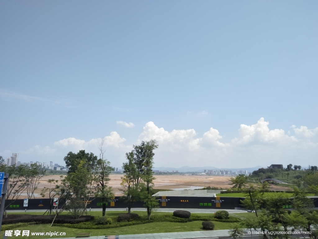 兴隆湖蓝天白云