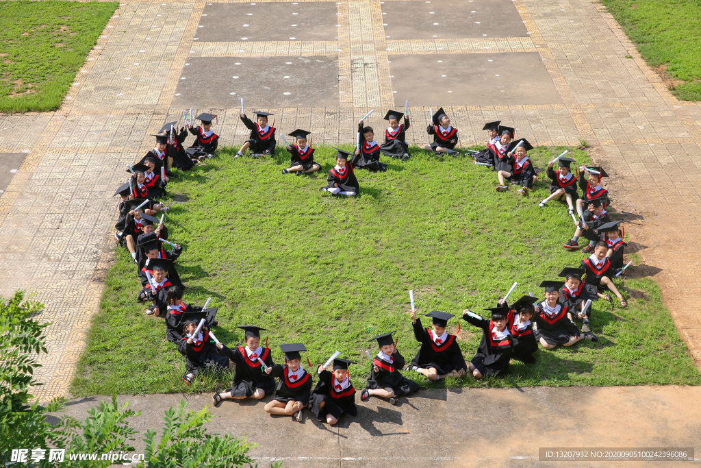 毕业的学生 爱心合影