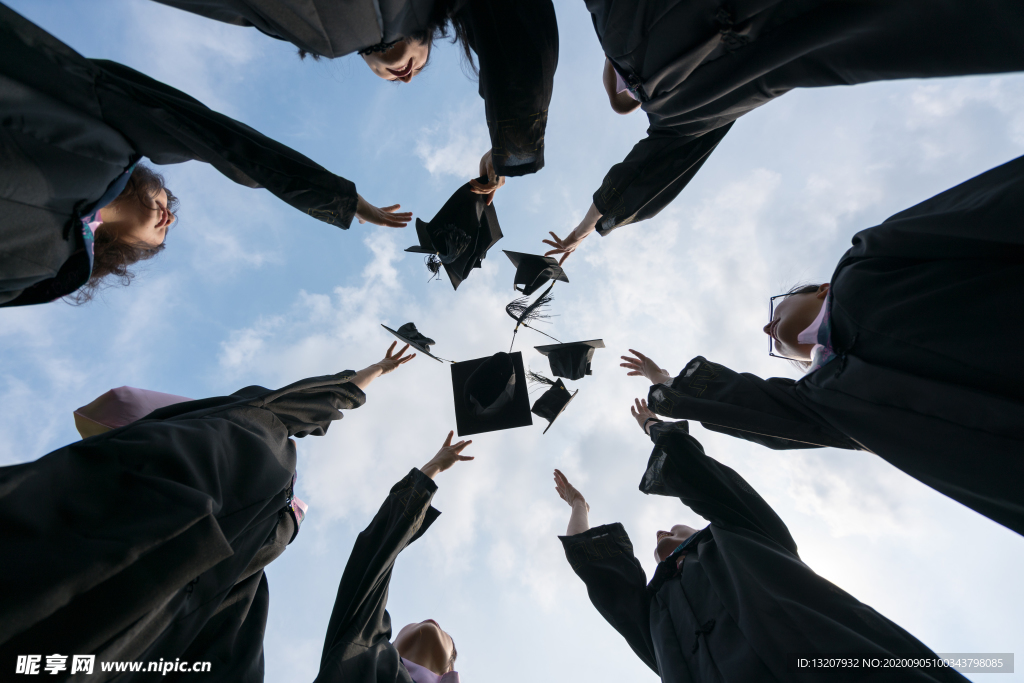 穿毕业服的年轻人学生
