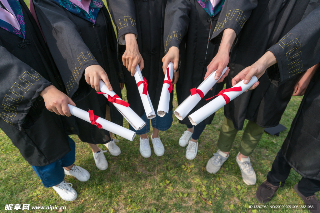 穿毕业服拿毕业证的青年人