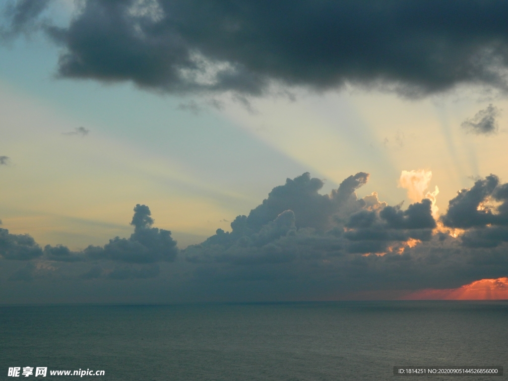 海面云海霞光桌面壁纸