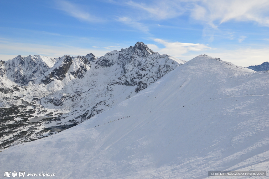 攀登雪山桌面壁纸