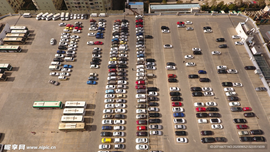 航拍停车场