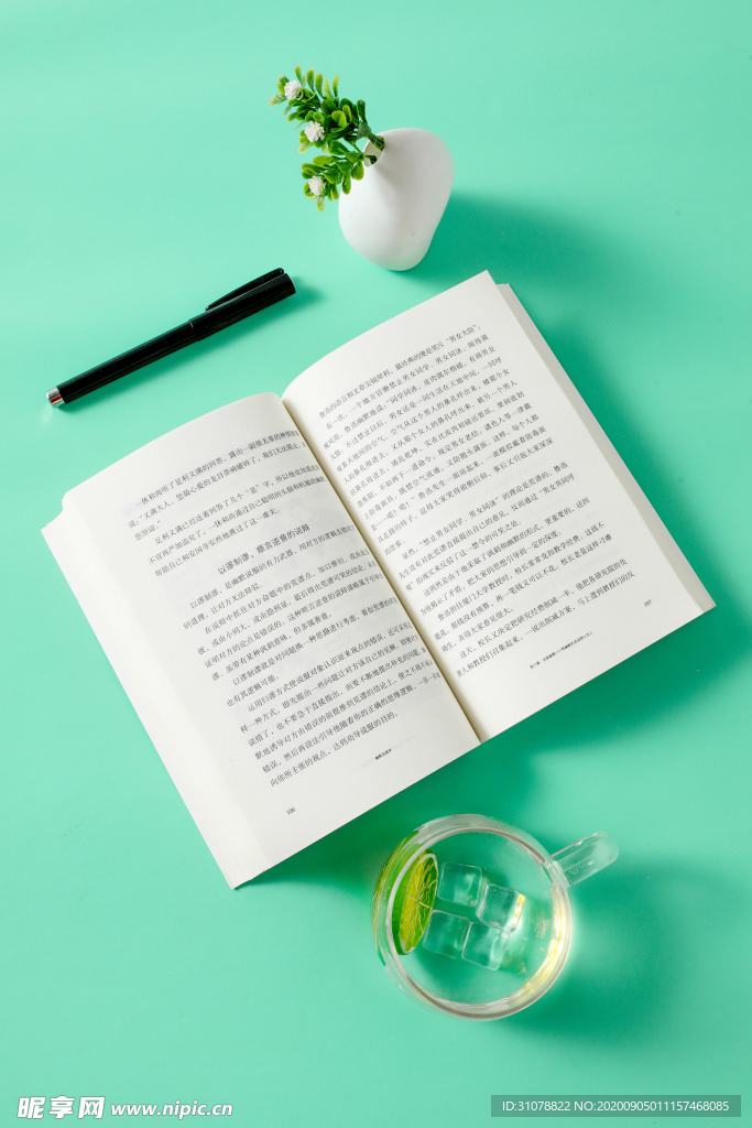 桌面书本水杯摄影