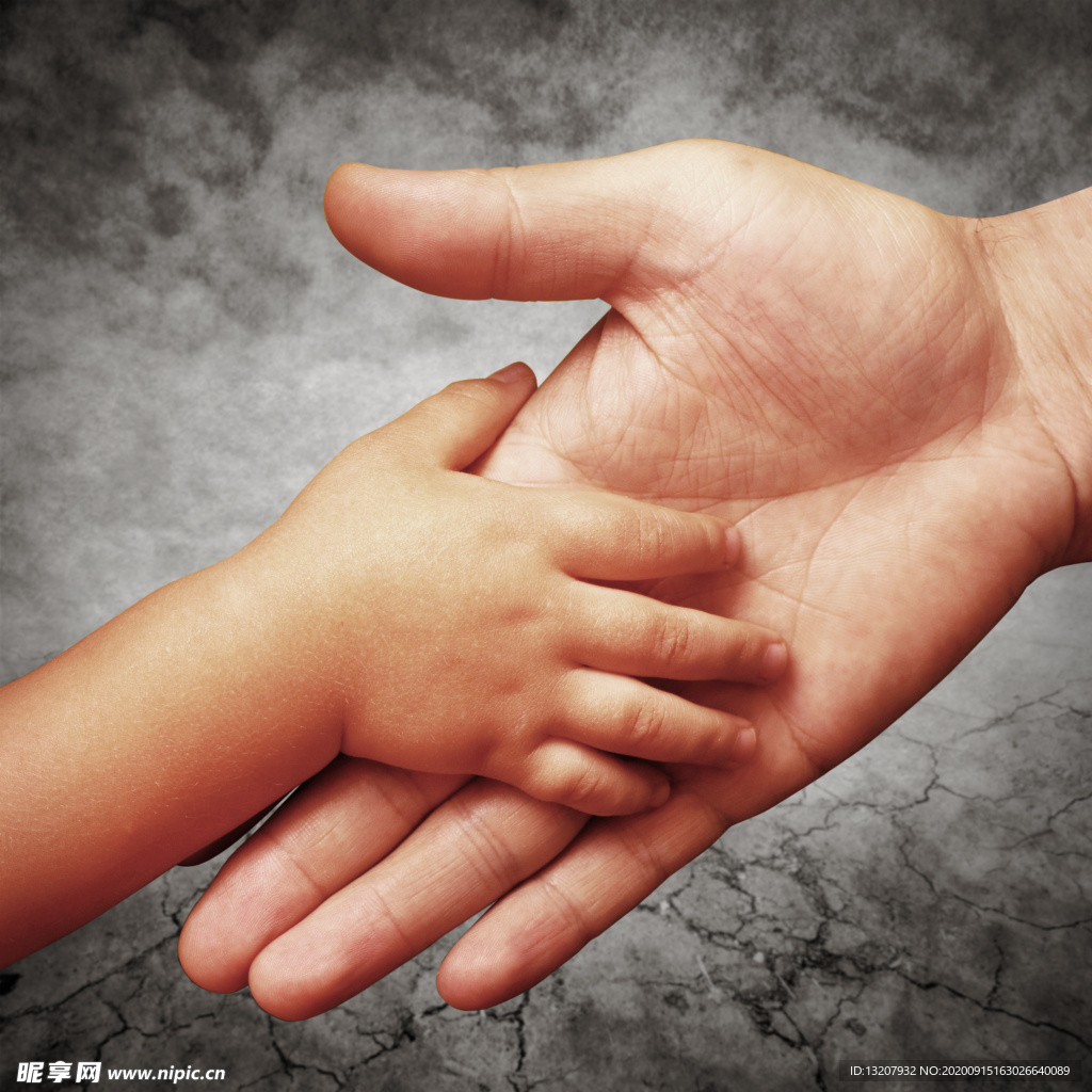 小孩抓住大人的手