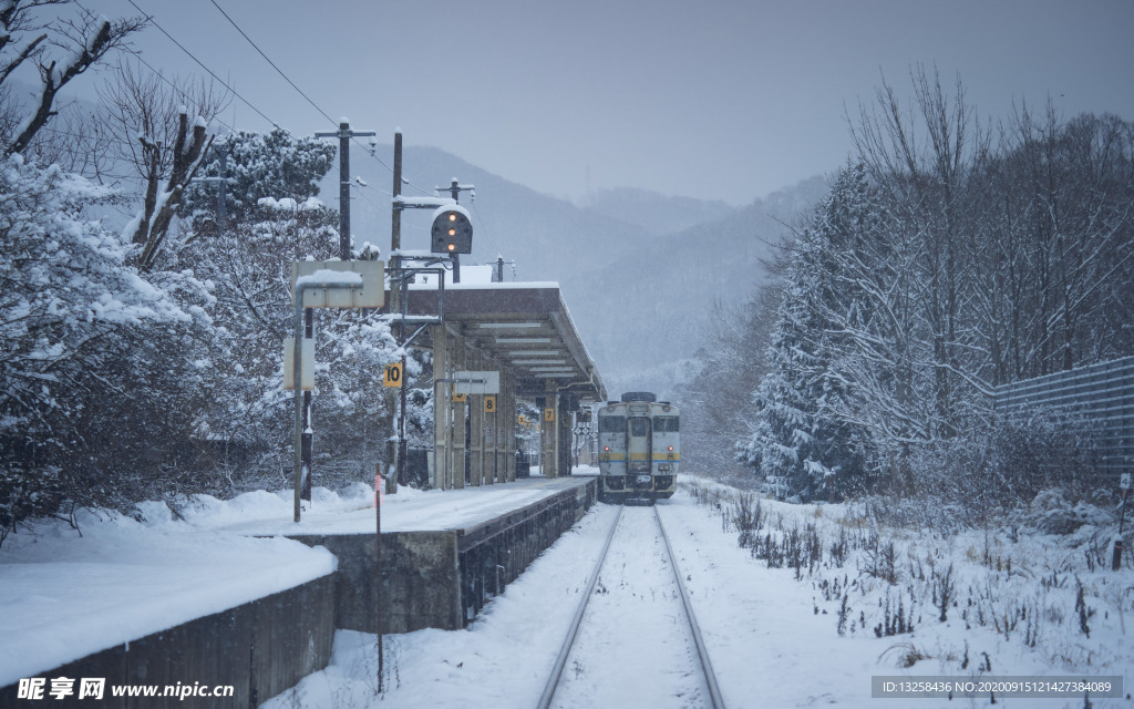 火车站台铁轨冬天风景