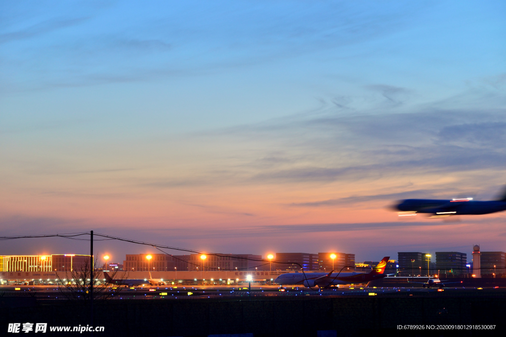 正在降落的飞机