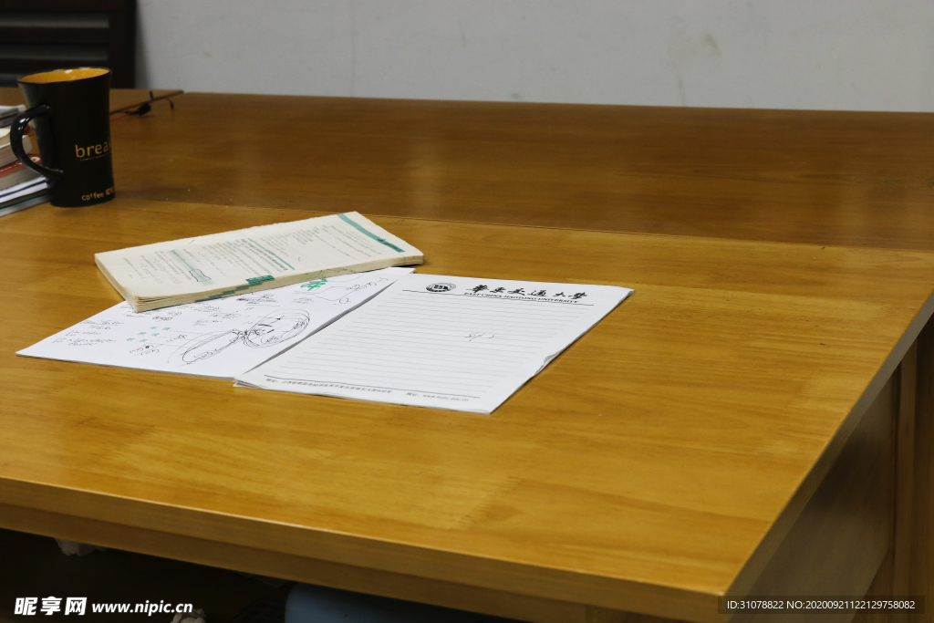 桌面上的作业本摄影