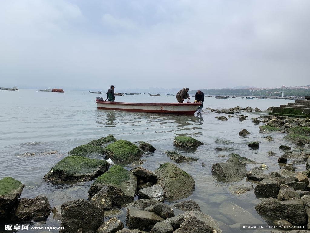 船夫劳作大海边