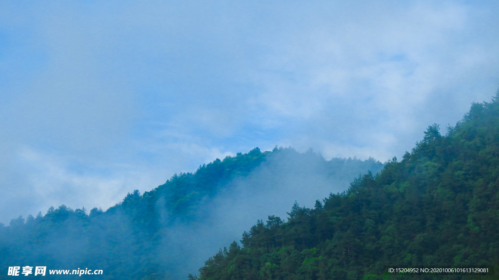 高山云雾和蓝天