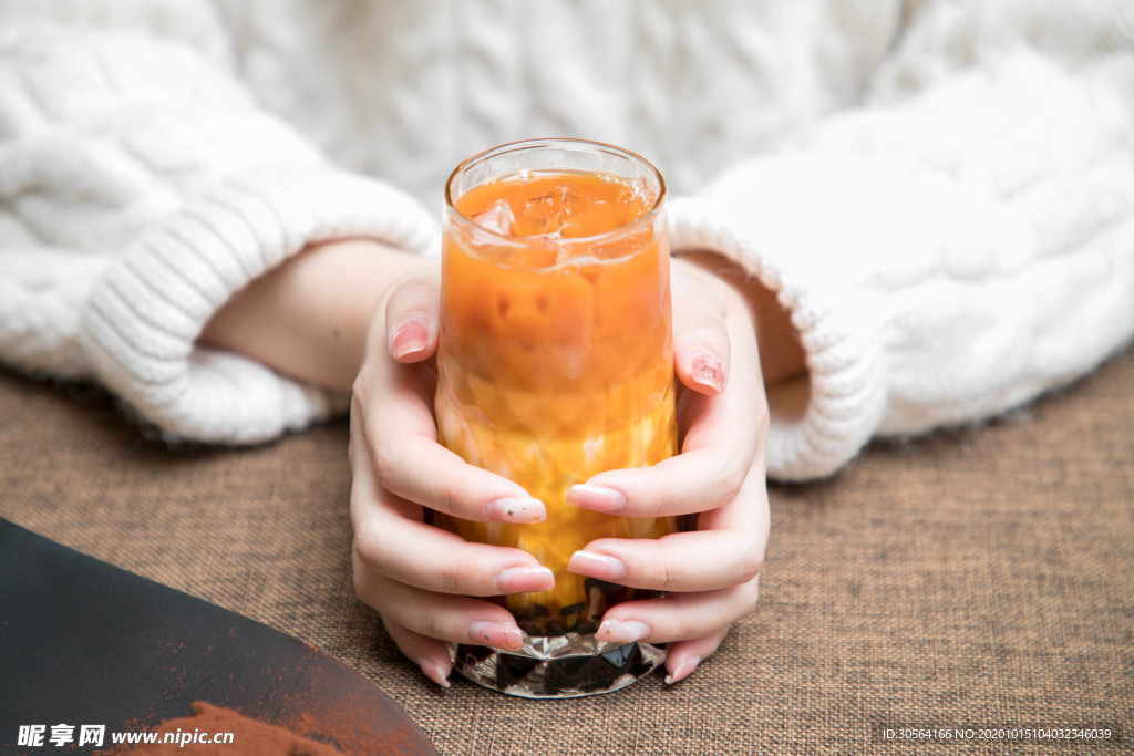 手捧奶茶饮品饮料背景海报素材