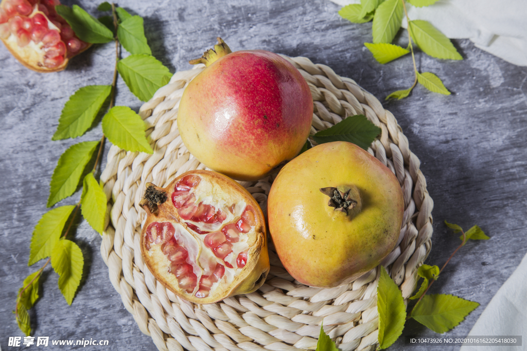 好看天然的石榴摄影图