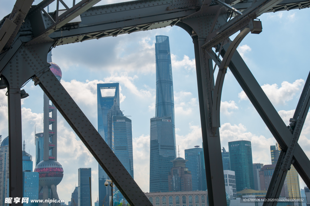 外滩外白渡桥钢构件和陆家嘴