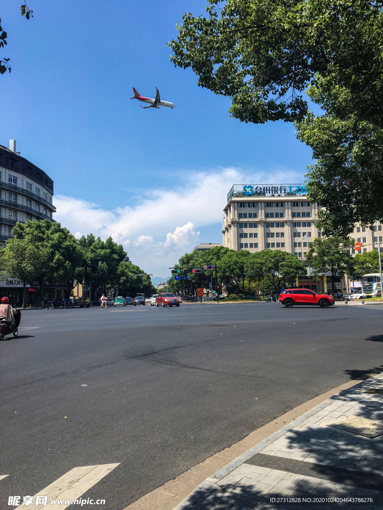 飞机飞过街道建筑日式风景摄影图