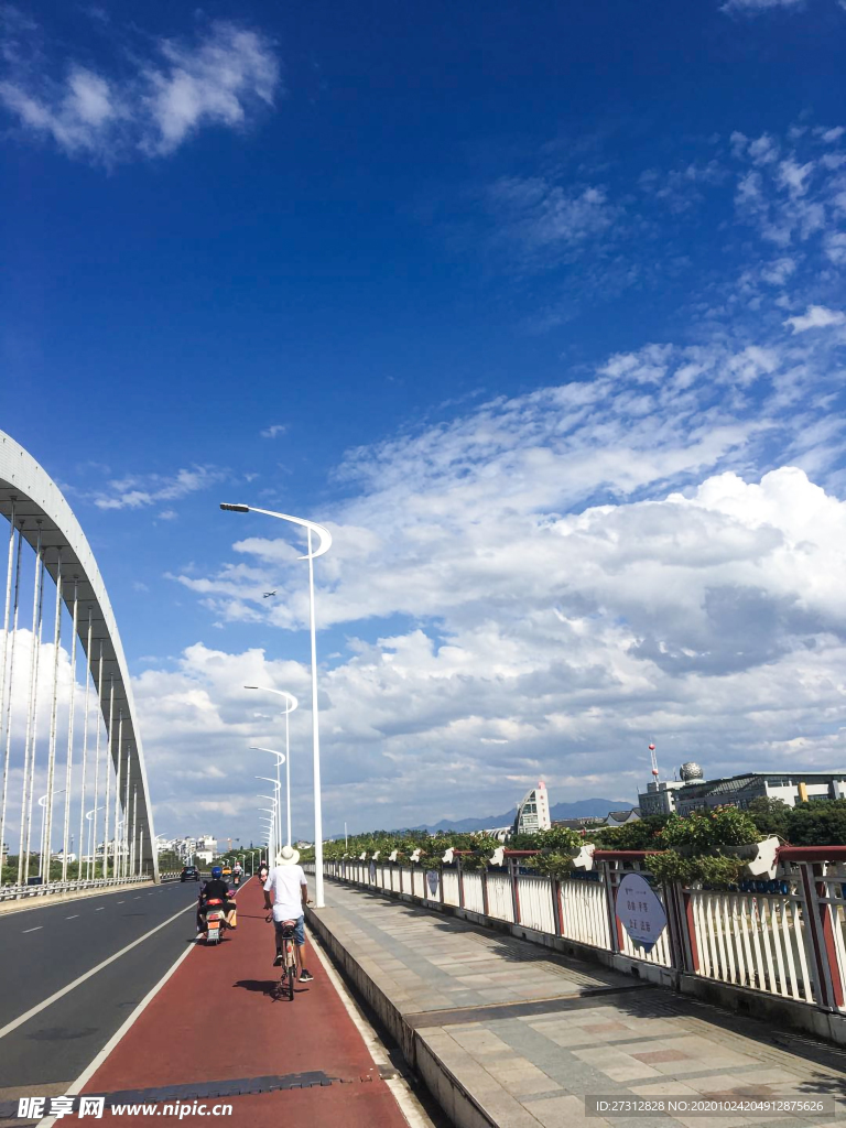户外马路天空飞机飞过城市摄影图