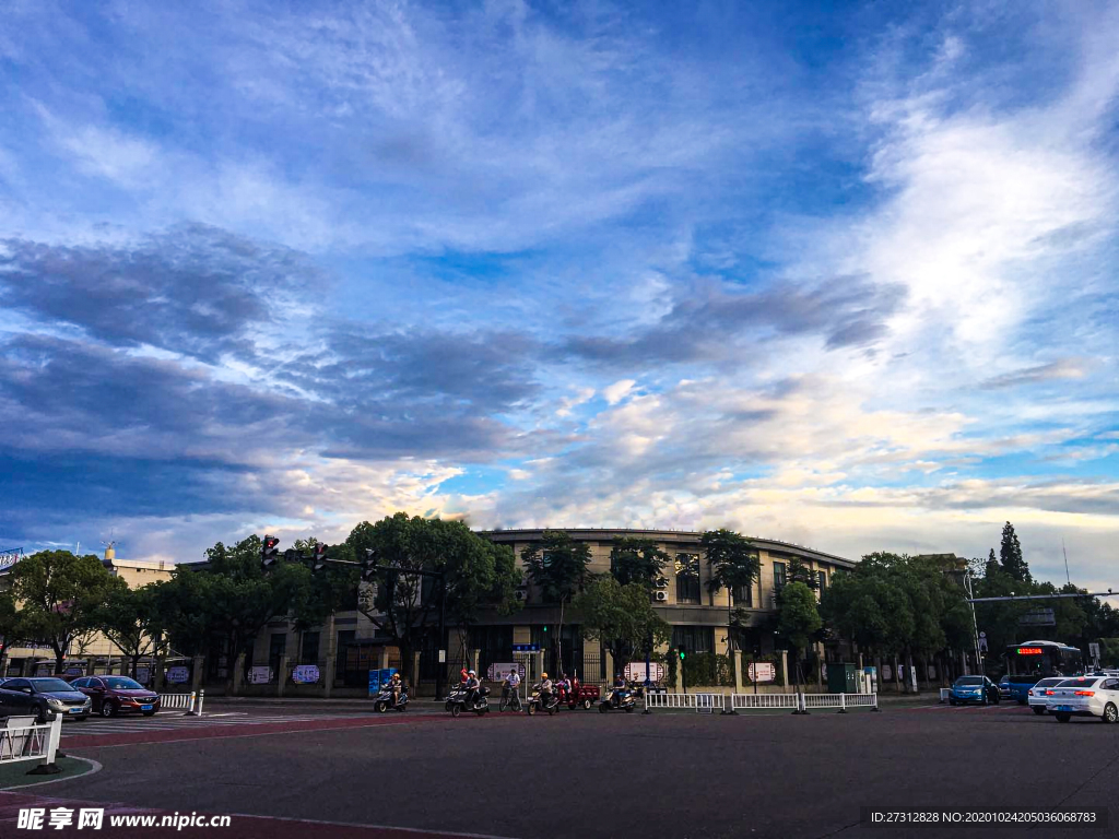 街边街头十字路口夕阳早晨摄影图