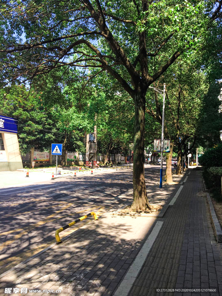 街道光影阴影学校风景图摄影图