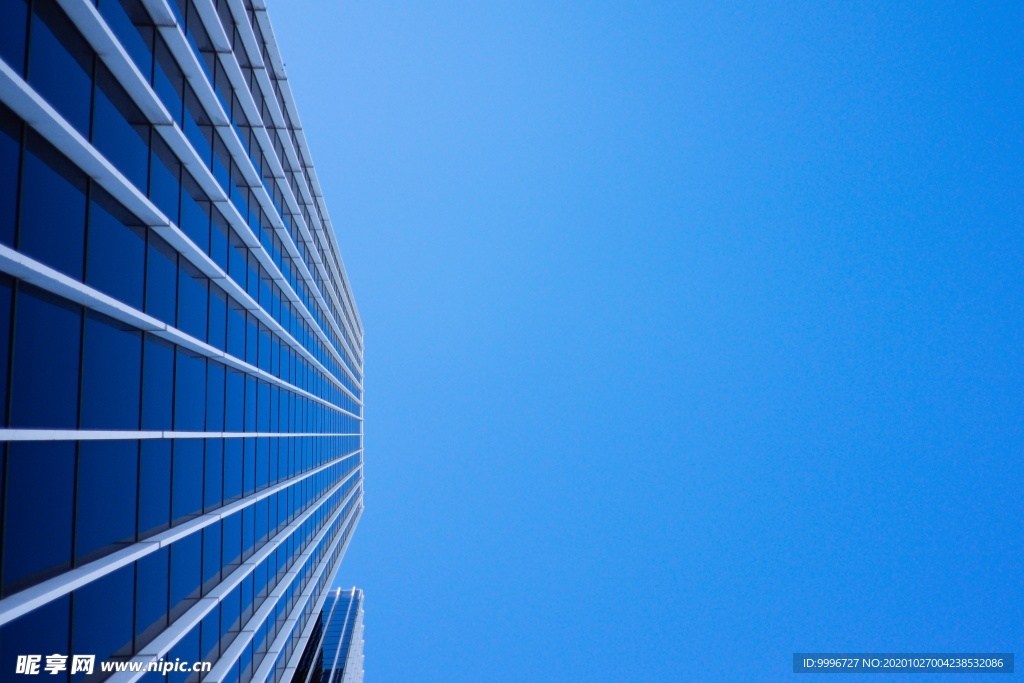 蓝天和大楼外立面