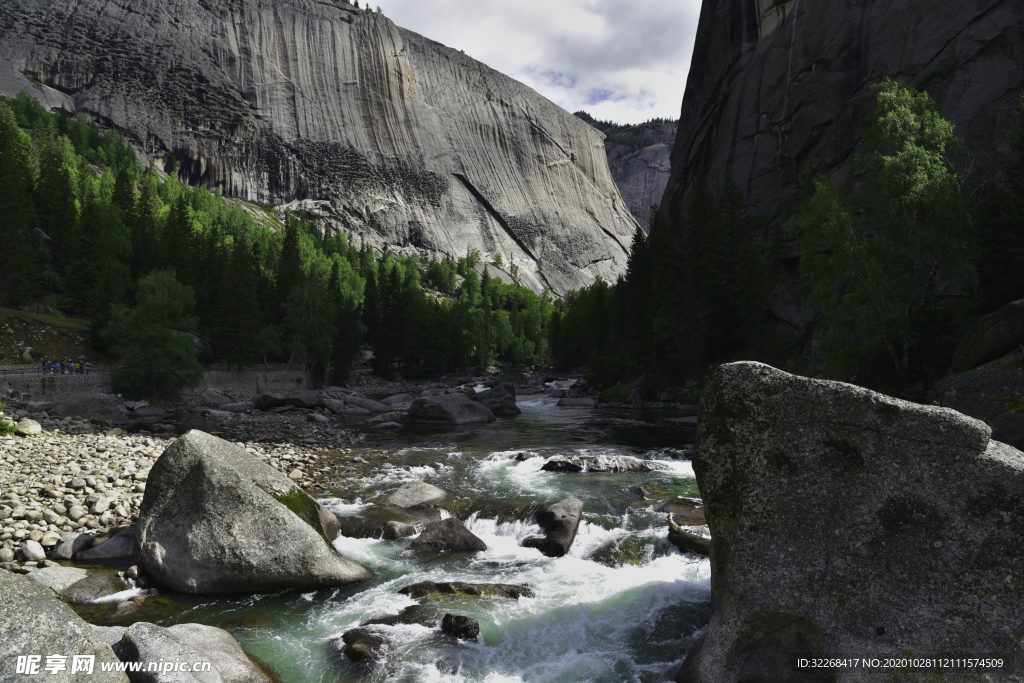 峡谷河流绿树成荫