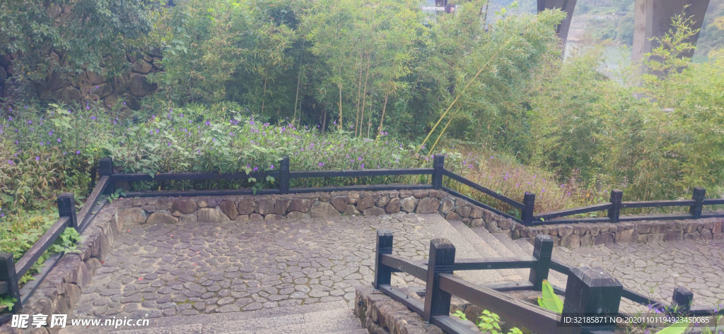 实拍青田石门洞景区楼梯