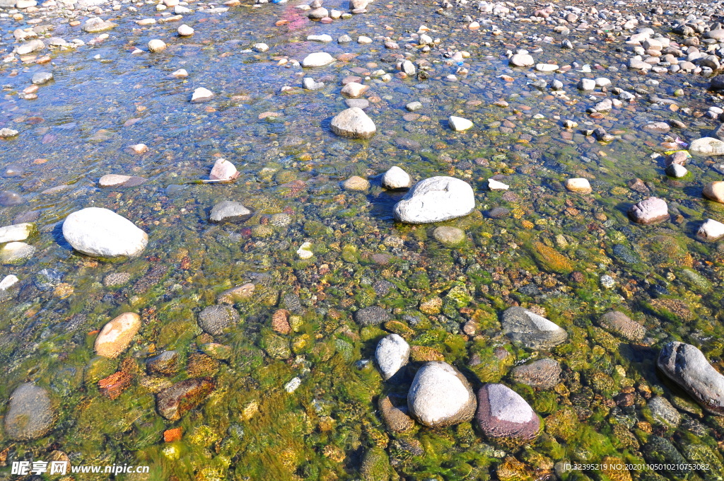 河边鹅卵石