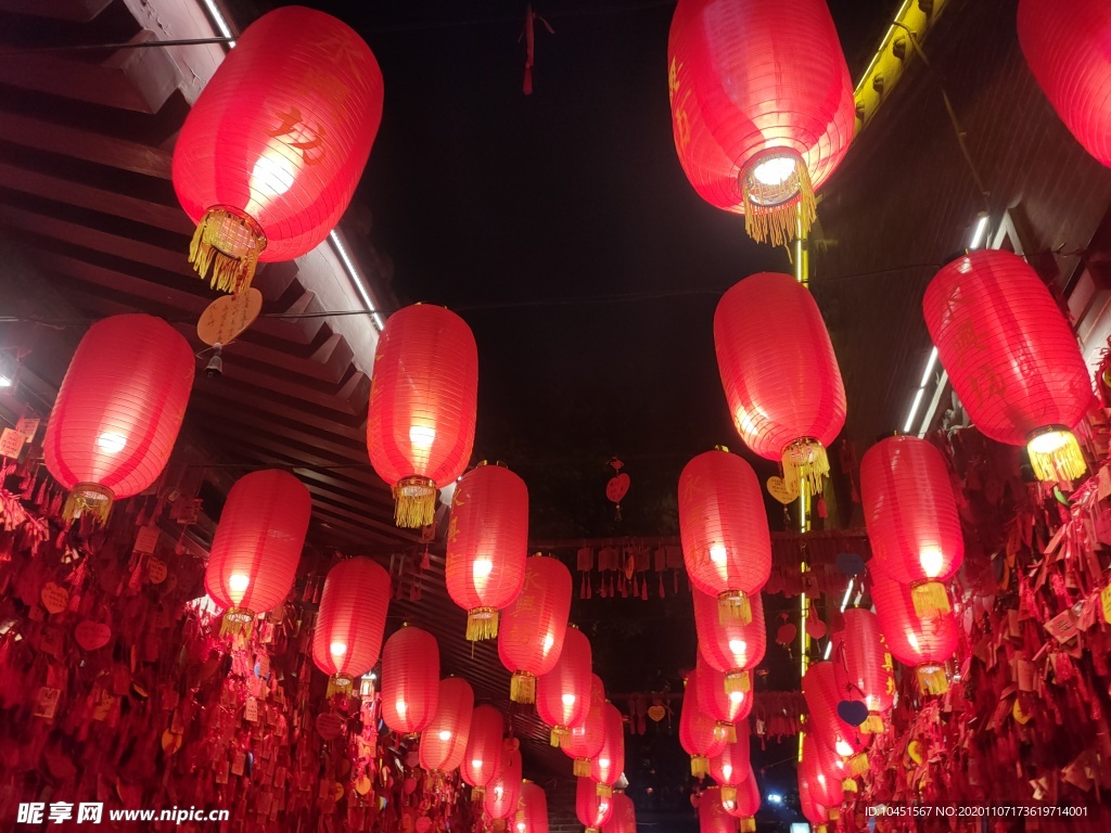 大红灯笼高高挂