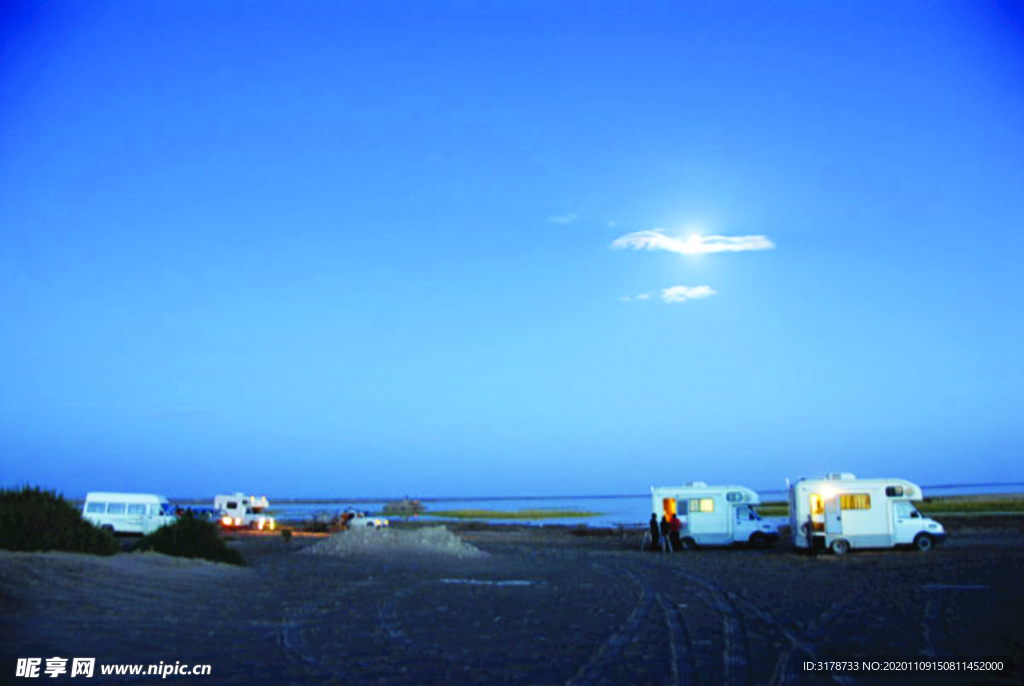 傍晚 户外 房车