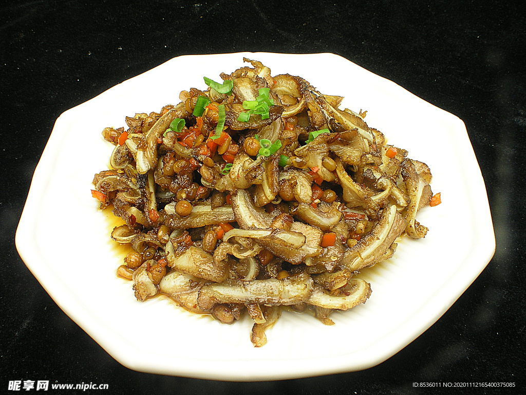 家常菜腊八豆炒脆骨