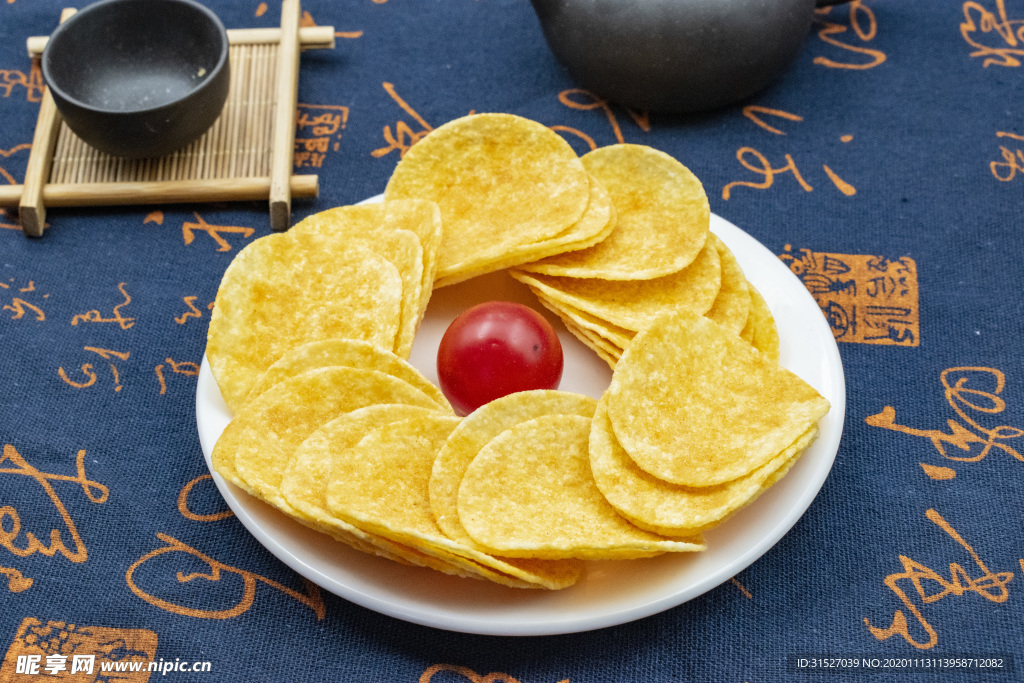 土豆薯片摄影图