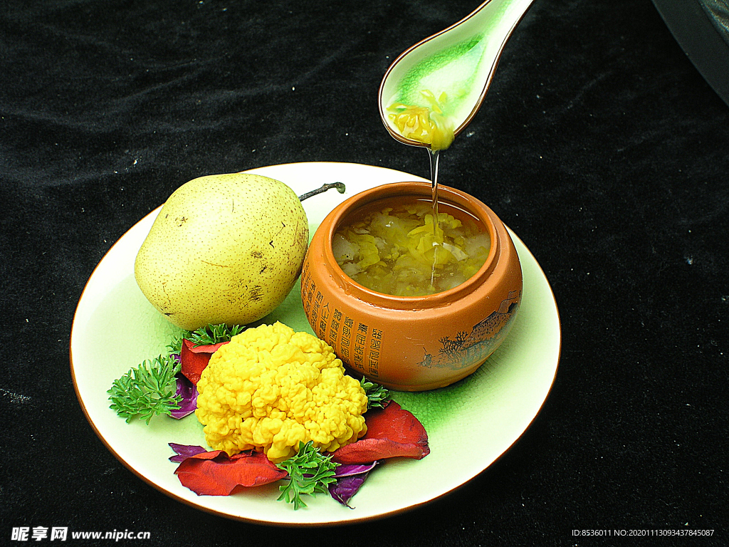 家常菜金耳炖雪梨