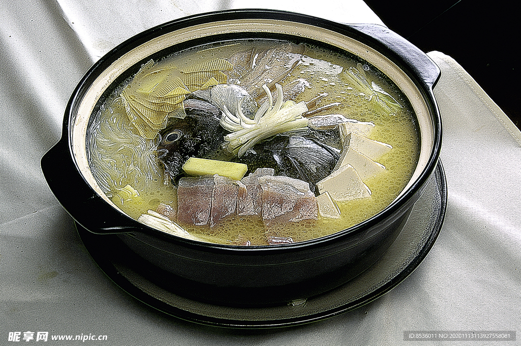 家常菜砂锅鱼头