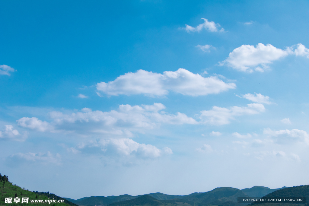 蓝天白云远山