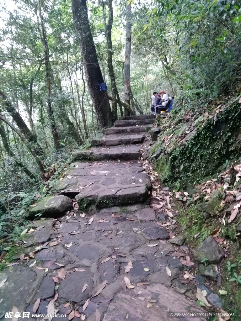 圣堂山的石板路