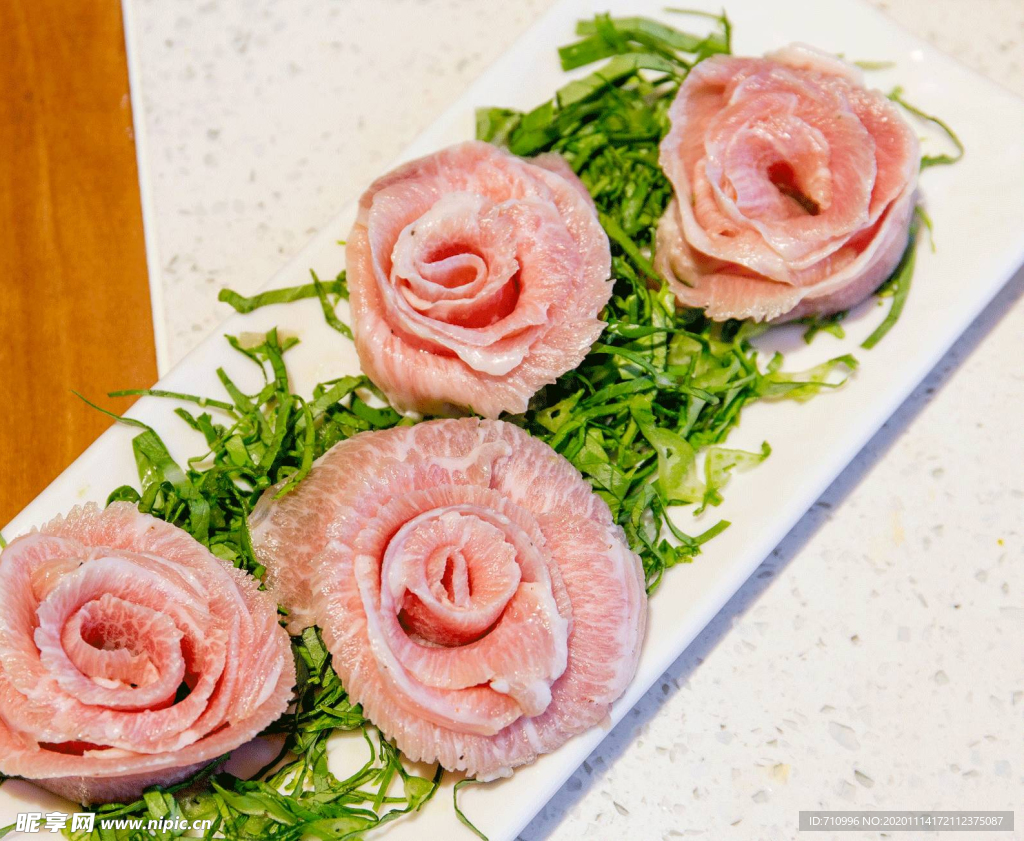 新鲜猪肉切薄片卷成花瓣形状