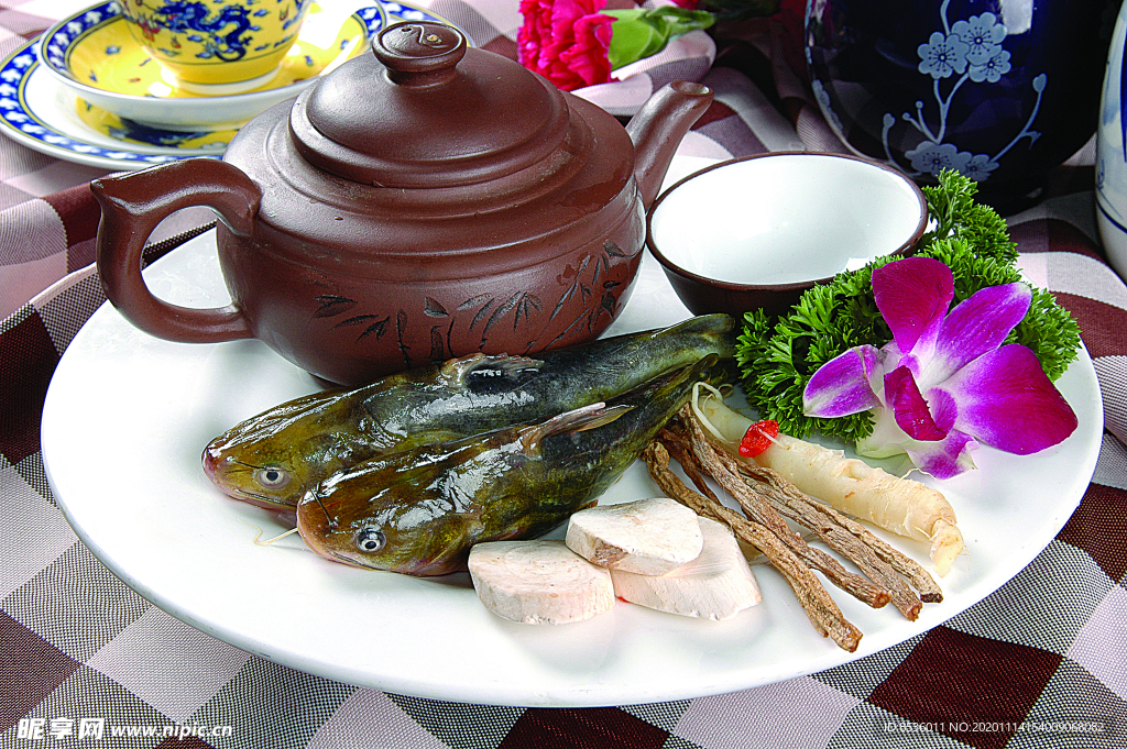 豫菜紫砂炖嘎鱼