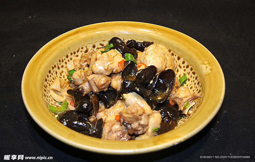 北京菜木耳茶油鸡