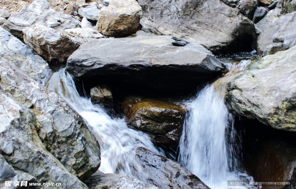水流石头小瀑布