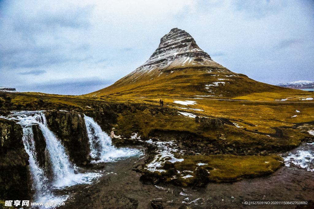 蓝天下高山旁瀑布