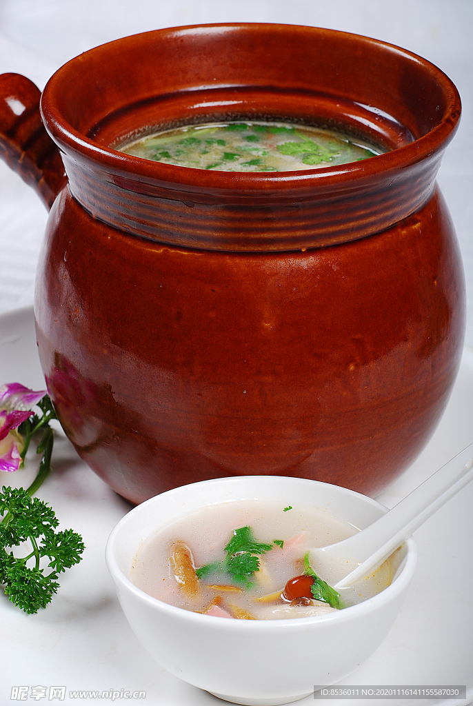 淮扬菜云南山菌汤